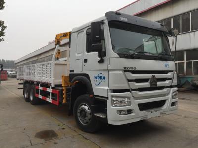 China HOWO-LKW brachte mobilen Kran 5 Tonnen 4X2 LHD ZZ1127G4215C1 an zu verkaufen