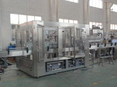 Chine 3 dans 1 machine de remplissage de bouteilles liquide automatique de Monoblock à vendre