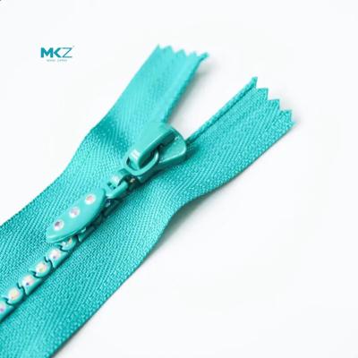 China Los dientes funcionan con suavemente la sola ropa verde Diamond Zipper de la fila en venta