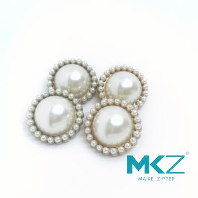 China Clothes Epoxy 0.635mm 24L 26L 28L Round Pearl Buttons for sale