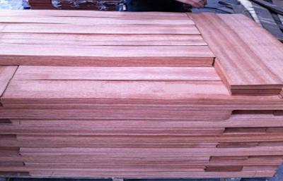 Chine Feuille en bois rouge naturelle découpée en tranches de plancher de placage de Sapele de coupe pour des meubles à vendre
