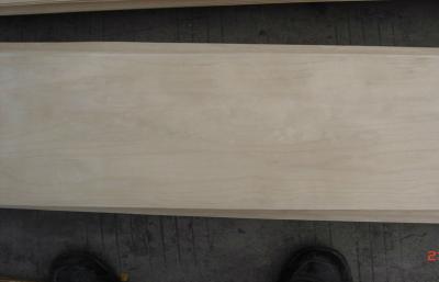 China La madera contrachapada rotatoria laminada blanca como la leche de la chapa del arce del corte cubre 8x4 en venta