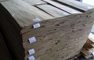 China Hojas de chapa marrones claras del roble, chapa de madera dura cortada del corte en venta