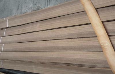 China Hoja de chapa de madera de la nuez natural para los gabinetes, grueso de 0.5m m en venta