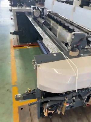 中国 編む機械新しい状態822モデル ポリエステル生地の自動編む織機のウォーター ジェットの織機 販売のため