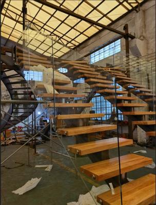 China O passo de madeira de aço inoxidável de vidro moderado dos trilhos da escada curvou-se à venda