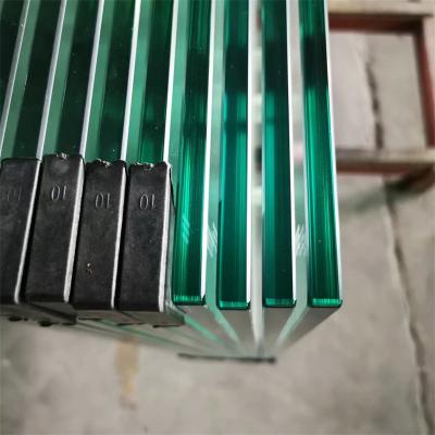Chine Verre de douche plat et courbé personnalisé Verre de protection trempé 4-12 mm Verre ultra transparent à vendre