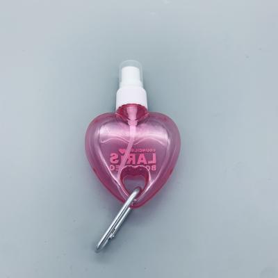 China Desinfectante de la mano de la botella del ANIMAL DOMÉSTICO de Mini Heart Leaf Shape Cosmetic con la cadena dominante en venta