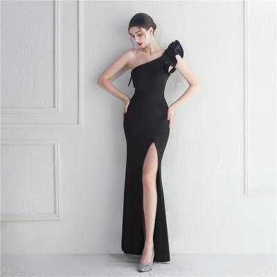 China Vestido de noche negro delgado con bordes irregularmente anillados Vestido sexy de longitud de piso con bolso de cadera en venta