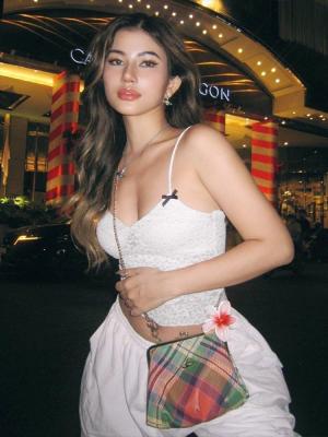 China Moda feminina customizada nova sexy puro vento doce e picante padrão cinto pequeno com uma blusa base mulher à venda
