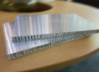China el panel de bocadillo de acero inoxidable grueso de 0.08m m en la base de panal de aluminio en venta