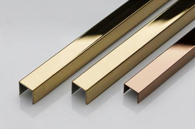 中国 装飾的なブラシをかけられたステンレス鋼のタイルのトリムUの形の正方形の壁パネルの金の金属の管の端のプロフィール 販売のため