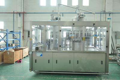 中国 6000 BPH モノブロックの満ち、おおう機械、炭酸飲み物の充填機 販売のため