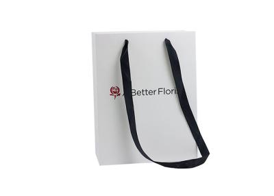 China Sacos de compras de papel favoráveis ao meio ambiente elegantes com o punho longo para o pano à venda