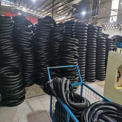 Chine Chambre à air 3.25-17 de pneu à haute résistance de moto tube de vélo du moteur 3.50-17 4.60-17 110/90-17 à vendre