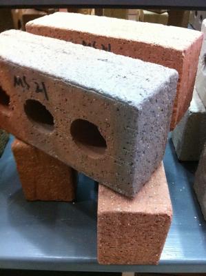 China Os tijolos comuns da argila dos materiais de construção da construção limpam com jato de areia a cara com 3 furos à venda