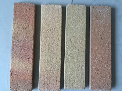 Chine Brique mince extérieure de couleur variable de sablage adaptée aux besoins du client pour les matériaux de construction de mur à vendre