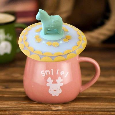 China Tapa adaptable de la tapa de la taza de té del silicón de la prueba del escape de la historieta, inodora y no tóxica del silicón de la taza en venta