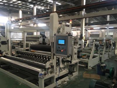 China Máquina durable de Rewinder de la cortadora, anchura que raja de Adjsutable del rollo de la máquina de papel el rebobinar en venta
