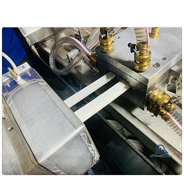 China Máquina de fabricação de painéis de base de PVC de parafuso duplo 42 Rpm 80-120 kg/hr à venda
