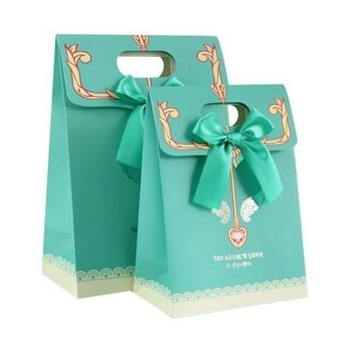 China Beauty Products Recycled Paper Gift Bags Paper Bag With Ribbon Recyclable Customized for sale