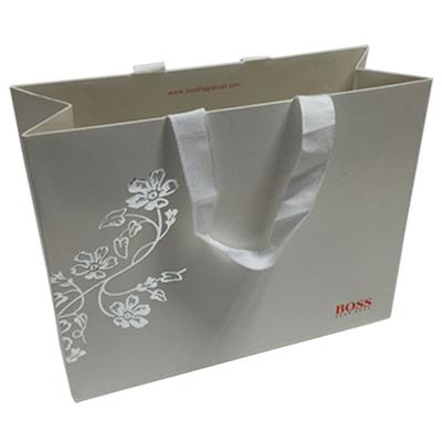 China CMYK recicló los bolsos de papel del regalo con la manija plana del algodón biodegradable en venta