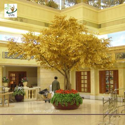 China UVG GRE09 Gold banyan leaves big fake indoor trees in wooden trunk for hotel landscaping for sale