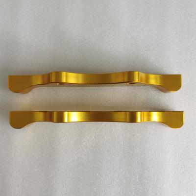 China Coche de aluminio del soporte de la pieza de 7075 frenos del oro de la oxidación para Front Caliper en venta