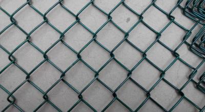 China 10x10cm Loch-Größen-PVC beschichtete Kettenglied-Zaun For Garden zu verkaufen
