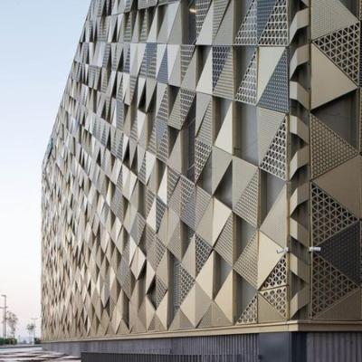 Chine façade en aluminium de panneau en métal de la triangle 3D de mur de décor perforé de revêtement à vendre