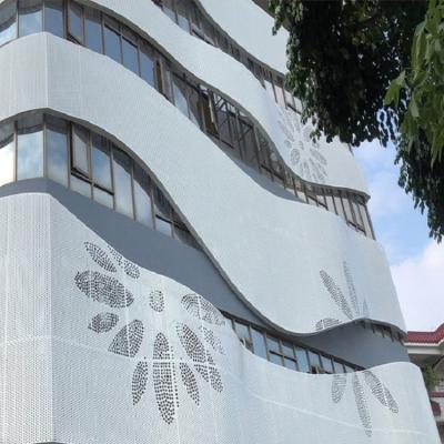 China Painéis perfurados exteriores transformados brancos do metal da parede de cortina do metal à venda