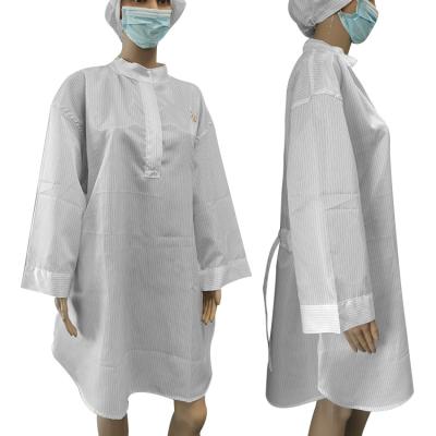 China Washable Fluid Repellent V Neck Round Sleeve Cleanroom ESD Frocks With 5mm Stripe en venta