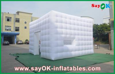 中国 開いているウィンドウの膨脹可能な立方体のテントの中間のドア膨脹可能な党テント 販売のため
