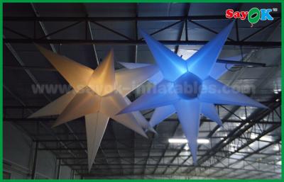 中国 クリスマスの装飾的な天井のための掛かる装飾の膨脹可能な導かれた星ライト 販売のため
