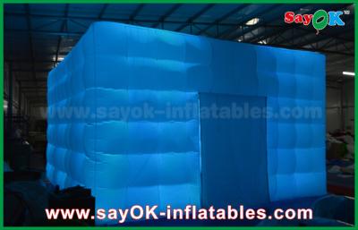 Chine La tente gonflable d'air de tissu du cube 5x5m Oxford avec la lumière colorée peut faire la copie de logo à vendre