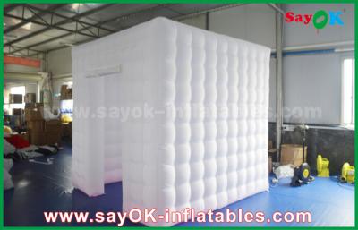 中国 膨脹可能な写真ブースのテント2.5m白いオックスフォードの膨脹可能な立方体を十分に塗る映像 販売のため