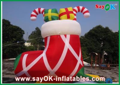 China Calcetines inflables rojos de la Navidad de la decoración del día de fiesta modificados para requisitos particulares en venta