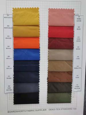 Chine Tissu de taffetas du polyester 70gsm de 150CM calandrant le poly tissu du taffetas 300t à vendre