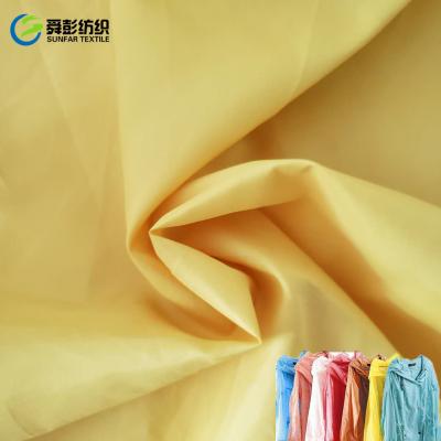 China prenda impermeable corta del Dobby del poliéster de la tela 30dx40d Ribstop del tablero de la ropa 65gsm en venta
