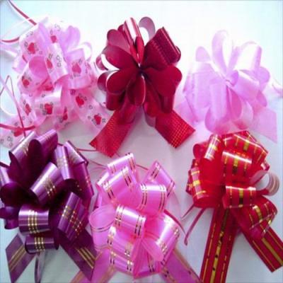 中国 固体によって印刷されるリボンが付いている弓を包む明るい色を詰めるチョコレート箱 販売のため