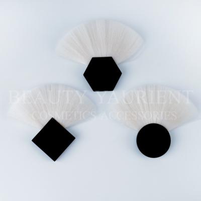 Chine Brosse blanche durable de maquillage de joue de brosse de fard à joues de contrat de cheveux de PBT à vendre
