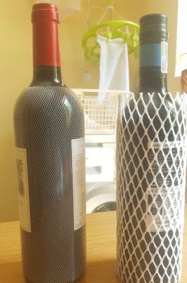 China PE Material Protective Mesh Sleeving Plastic Net For Liquor Wine Bottle Packaging for sale