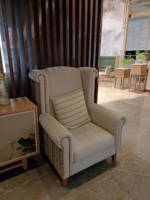 中国 930*900*1150mmの白い単一のソファーの椅子の房状の生地のリクライニングチェアによって転がされる腕 販売のため
