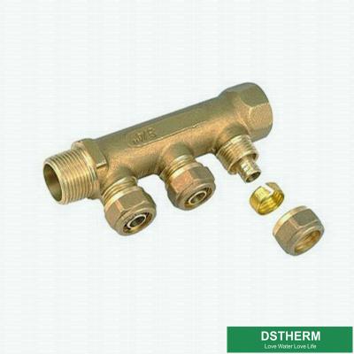 中国 2つの方法から熱湯の供給のための圧縮の付属品が付いているPexの管のための6つの方法真鍮水分離器多岐管 販売のため