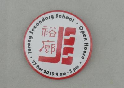 China Insignias inferiores del recuerdo de la escuela con la impresión de la lata del hierro y el Pin de la broche para el día de fiesta en venta