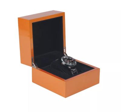 Chine Boîtier de montre en bois haut de montre-bracelet d'emballage de boîte en métal brillant de charnière à vendre