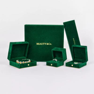 中国 商標PUのビロードのネックレスのギフト用の箱、贅沢な宝石類の包装のギフト用の箱 販売のため