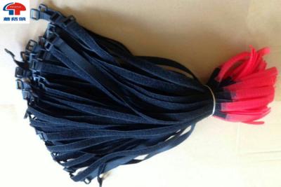 China Fita ajustável vermelha e preta do gancho e do prendedor do laço com curvatura plástica à venda