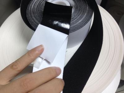 China Sujeciones del gancho y del lazo de la seta, gancho adhesivo y cinta del lazo con la capa del hotmelt en venta