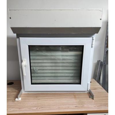 China Ventana de vidrio de marco de aluminio blanco de PVC con persiana automática en venta